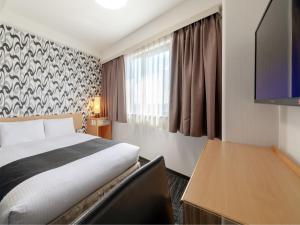 前桥市前桥站川北APA酒店的配有一张床和一张书桌的酒店客房