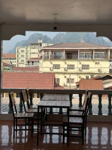 万荣VangVieng Charming Boutique Hotel的桌椅,享有建筑的景色