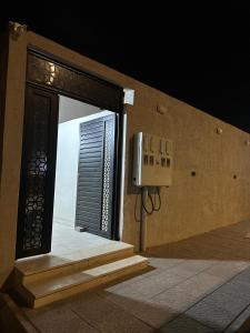 Abyār ‘Alīشقق الحمراء الفاخرة 8的通往带窗户的大楼的敞开的门
