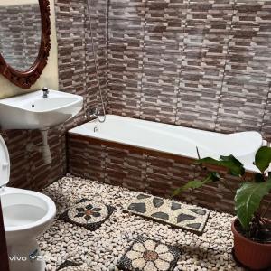日惹Villa Mak Cik的带浴缸、卫生间和盥洗盆的浴室