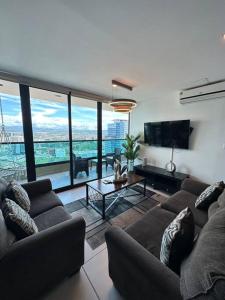 特古西加尔巴Luxury 2BR Apartment in Astria 605的客厅设有两张沙发和一个大窗户