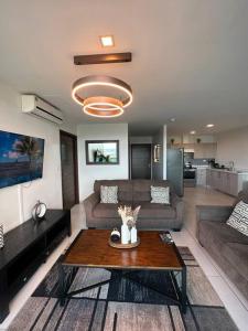 特古西加尔巴Luxury 2BR Apartment in Astria 605的客厅配有沙发和桌子