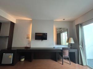 โรงแรม ดิ โอวาเล่ย์ [The O Valley Boutique Hotel]的客房设有一张带电视和镜子的书桌