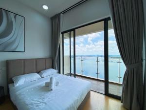 新山Country Garden Danga Bay by Lions Bay的一间卧室设有一张床和一个大窗户