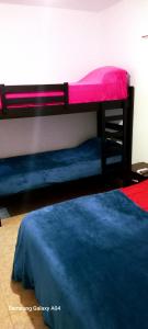 卡塔马卡Alquiler Temporario Catamarca的配有2张双层床的蓝色客房