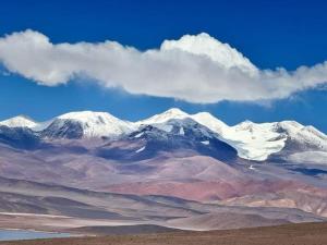 卡塔马卡Alquiler Temporario Catamarca的一片白雪覆盖的群山,天空阴云