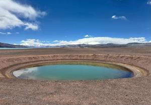 卡塔马卡Alquiler Temporario Catamarca的沙漠中间的小水池