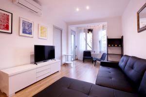 巴塞罗那豪华公园和海滩公寓的带沙发和平面电视的客厅