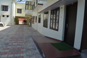 苏丹巴特利NEW MOUNT RESIDENCY的一条有门和草的空走廊