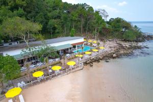 Phumĭ Kaôh Rŭng Sâmlœ̆m KhnŏngOne Beach Private Villa的海滩上带黄伞的餐厅的空中景色
