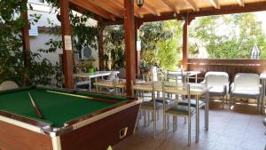 帕福斯潘克利托斯旅游公寓酒店的配有桌椅的餐厅内的台球桌