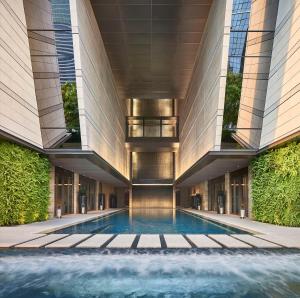 曼谷曼谷瑰丽酒店的一座建筑物中央的游泳池