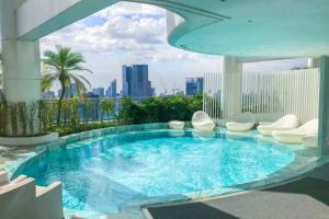 马尼拉Queen Suite with City View at Acqua Private Residences的建筑物屋顶上的游泳池