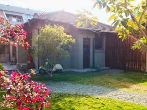 屏东县勝利文旅日式民宿的一座小房子,带粉红色花的院子