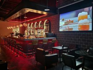 台北日光乐居西门馆的餐厅的酒吧,大屏幕