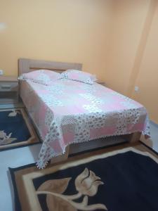 科扎尼Kipseli 1的一间卧室配有一张带粉色和白色床单的床。
