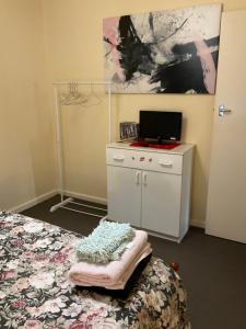 Carey ParkDo Drop Inn 188 Clarke St east, CAREY PARK W A的一间卧室配有一张床和一张带笔记本电脑的书桌