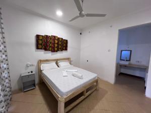 基林多尼New Dindini Lodge的一间卧室配有一张床和一台电视。