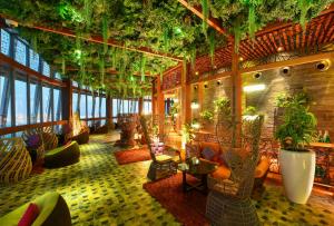 多哈多哈火炬酒店的天花板上设有植物的客厅