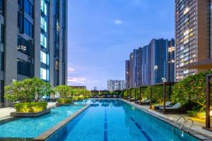 广州广州新世界酒店的一座位于城市的游泳池,有高大的建筑