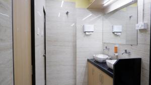 孟买Astropods的浴室设有2个水槽和镜子