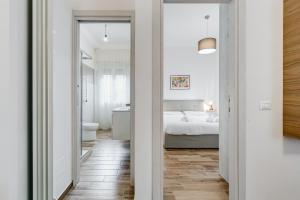 钱皮诺Casa Vacanze Ciampino airport and train station的一间带一张床的卧室和一间带镜子的浴室