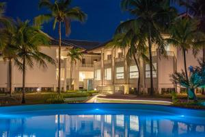 瓜拉丁加奴BIDONG VIEW RESORT的一座棕榈树环绕的建筑,位于游泳池前
