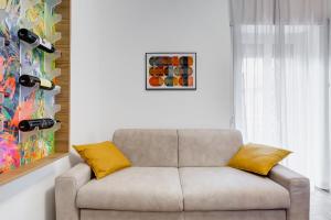 钱皮诺Casa Vacanze Ciampino airport and train station的客厅配有带黄色枕头的沙发