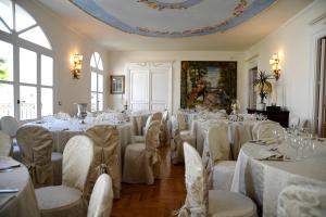夸尔图丘克里斯蒂娜科尔特旅馆的一间设有桌椅和白色桌布的房间