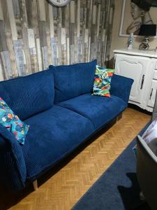 Les ForgesPetite maison atypique animaux acceptés的客厅里一张蓝色的沙发