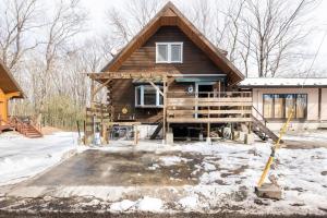 那须町コテージLog的前方雪地中的小木屋