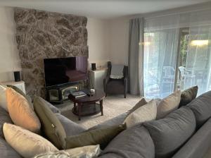 瓦列霍2 Bedrooms-SF Napa Ready!的带沙发和壁炉的客厅