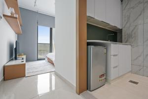迪拜Peaceful Studio - Wpool - Gym的带冰箱的厨房和卧室