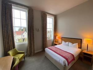 米尔登霍尔河滨公寓酒店的酒店客房设有一张床和两个窗户。