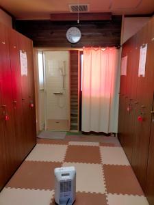 白马村G-4 Gramping Sauna 白馬森のわさび農園的带淋浴的浴室和墙上的时钟