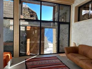 VnaBijoux in the Swiss mountains的客厅设有山景大窗户