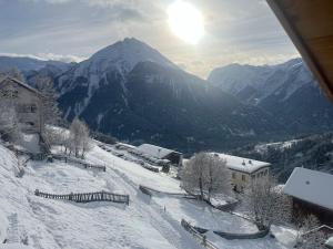 VnaBijoux in the Swiss mountains的山底下有雪覆盖,有太阳