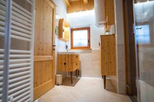 博希尼ALPIK Chalets - Bohinj的一间带木制橱柜和水槽的浴室