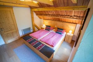 博希尼ALPIK Chalets - Bohinj的卧室享有上方的景致,配有1张床