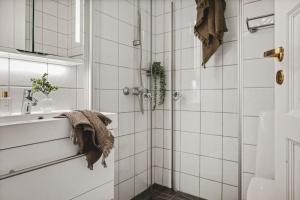 卑尔根Lovely townhouse apartment close to the city centre的浴室设有白色瓷砖淋浴。
