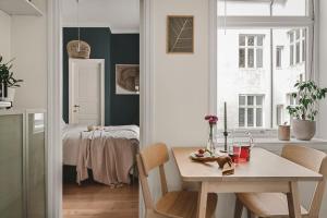 卑尔根Lovely townhouse apartment close to the city centre的一间带桌子和床的用餐室