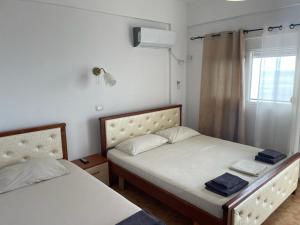 德尔米Guesthouse Mateo的小型客房 - 带2张床和窗户