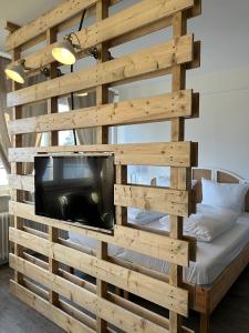 汉堡Studio-Apartment Shabby 47 Citynah, Retro & modern的卧室内的木墙配有电视