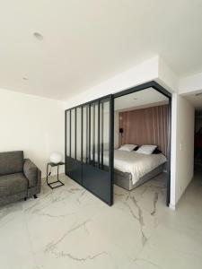 戛纳Sea View Bellamare next Palais Festival的一间卧室配有一张大床和一张沙发
