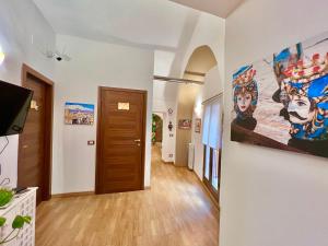 卡塔尼亚CANTU' SUITE的一间设有走廊的客房,墙上挂有绘画作品