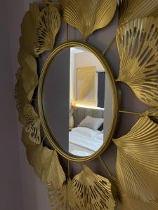 地拉那MARION HOTEL的墙上的金叶设计镜子
