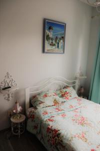维尔纽斯Studio apartment in Jeruzalė的卧室配有带鲜花的白色床
