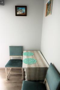 维尔纽斯Studio apartment in Jeruzalė的一张桌子和两张椅子