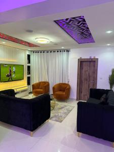 拉各斯SAMBEST Home的带沙发和平面电视的客厅