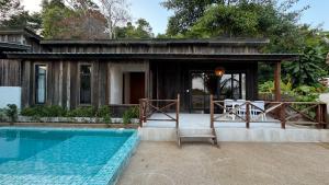 Phumĭ Kaôh Rŭng Sâmlœ̆m KhnŏngOne Beach Private Villa的房屋前有游泳池的房子